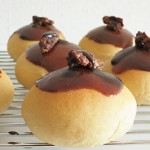 黒糖グレーズの白ごまこしあんパン