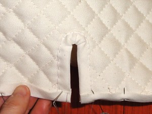 電源コードの出し口を本縫いしてから、裾の処理をします。