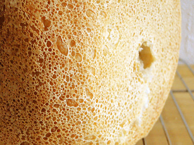 GOPANの天然酵母食パンの耳。粗い気泡は過発酵?