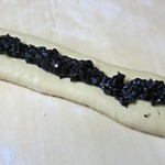 ホシノ天然酵母の豆乳黒ごまドーナツロール