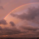 ピンクに染まる雲に架かる虹！