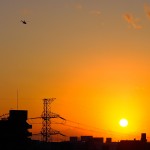 夕陽とヘリコプター