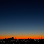 赤が群青を持ち上げている朝焼け