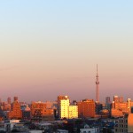 朝日に染まる下町の風景