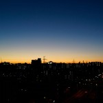 群青色とオレンジの夕暮れ