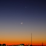 月と水星と金星が見える鮮やかな朝焼け