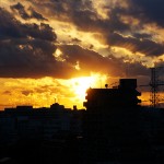 空の厚みを感じさせる日の入り