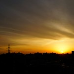 雲に送り出されて沈む夕陽