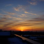 雪と放射状の筋雲と青空の日の出