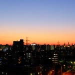 淡い配色の夕暮れ空と富士山のシルエット
