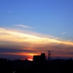 夕焼け雲から飛び出す細い雲のすじ