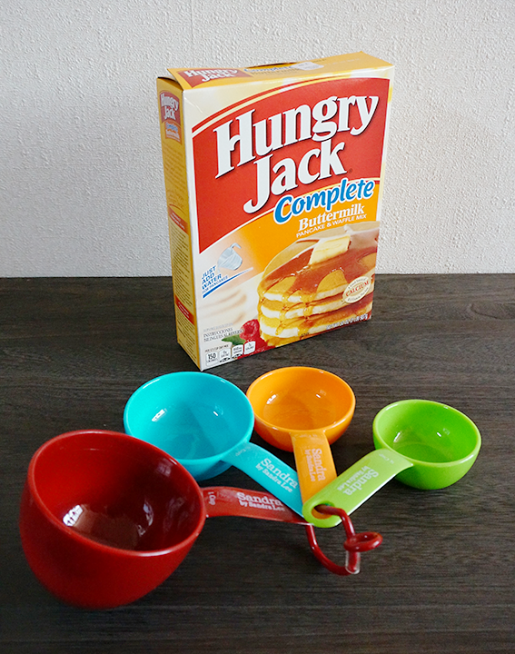 Hungry Jack Complete Buttermilk Pancake&Waffle Mixと向こうの計量カップ