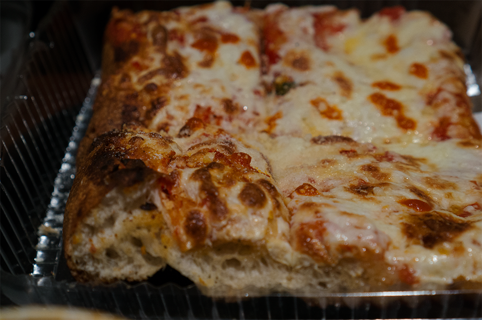 熱々の分厚いピザ。この大きさでとても安かった