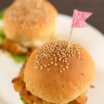 混ぜ込みわかめ若菜入りのバンズのチキンバーガー