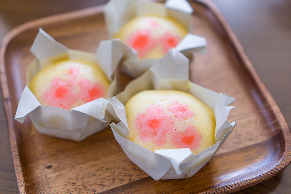 桜の花の蒸しカップケーキ